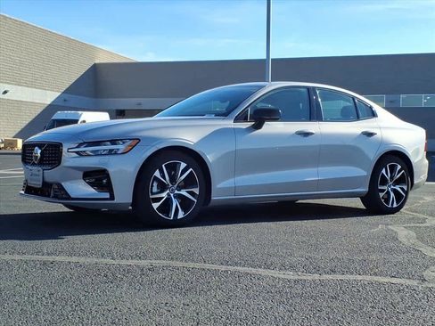 Used 2025 Volvo S60 B5 Core image 2