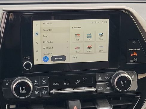 Used 2023 Toyota Highlander XLE image 21