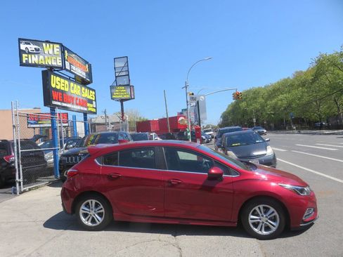 Used 2017 Chevrolet Cruze LT w/ Sun And Sound Package FWD image 9