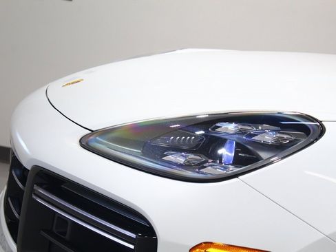 Used 2022 Porsche Cayenne Turbo image 15