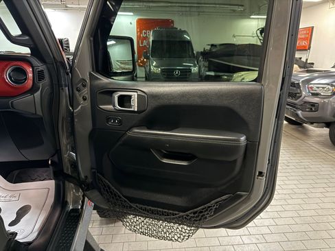 Used 2018 Jeep Wrangler Unlimited Sahara image 18