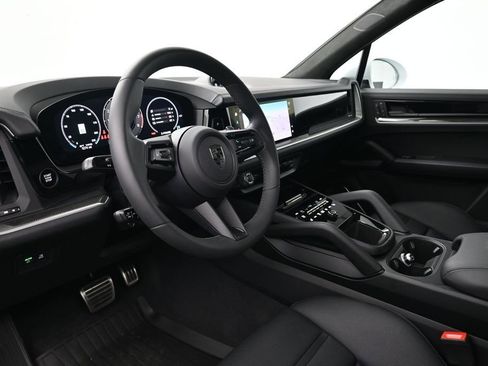 Used 2025 Porsche Cayenne Turbo AWD/4WD image 4