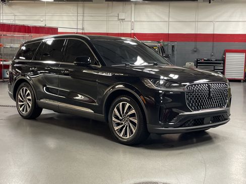 Used 2025 Lincoln Aviator 2WD image 2
