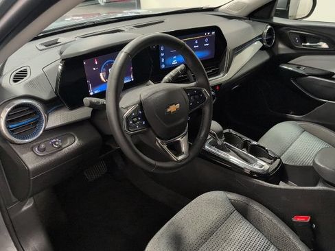 Used 2025 Chevrolet Trax LT w/ LT Convenience Package FWD image 11