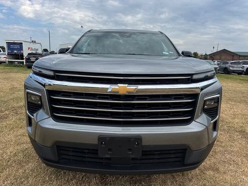 Used 2026 Chevrolet Traverse LT FWD image 2