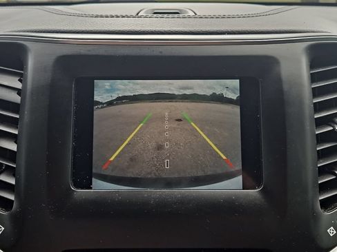 Used 2020 Jeep Cherokee Latitude FWD image 6
