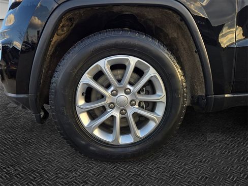 Used 2021 Jeep Grand Cherokee Laredo image 11