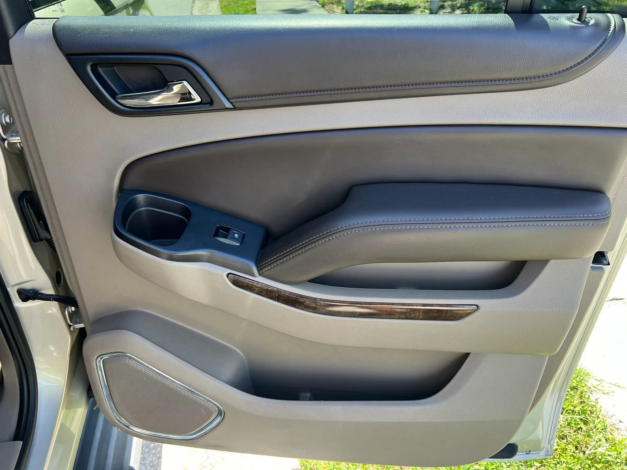 Used 2016 Chevrolet Suburban LT RWD image 31