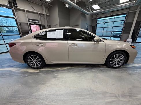 Used 2017 Lexus ES 300h w/ Luxury Package image 32