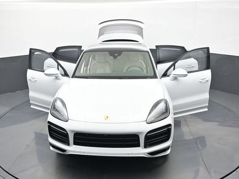 Used 2022 Porsche Cayenne GTS AWD/4WD image 32