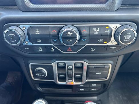 Used 2018 Jeep Wrangler Unlimited Sahara AWD/4WD image 19