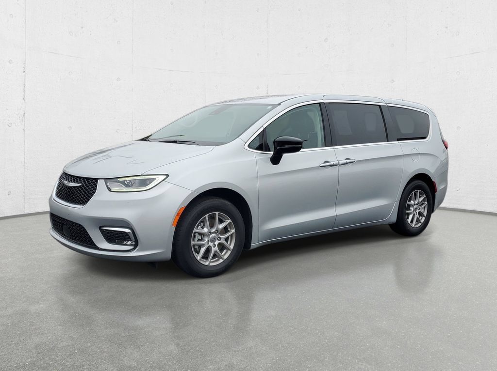 Used 2024 Chrysler Pacifica Touring-L FWD image 4