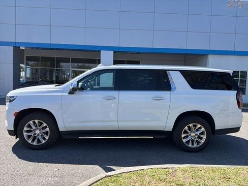 Used 2023 Chevrolet Suburban Premier image 3