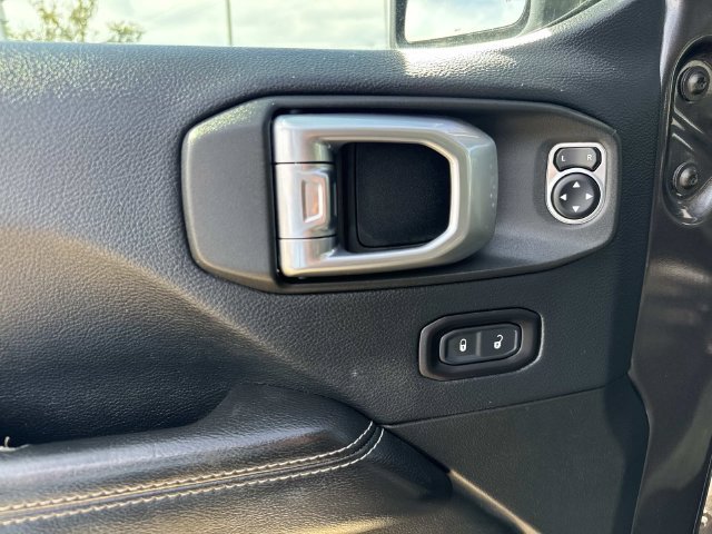 Used 2018 Jeep Wrangler Unlimited Sahara AWD/4WD image 19