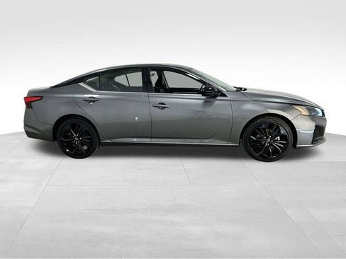 Used 2024 Nissan Altima 2.5 SR FWD image 2