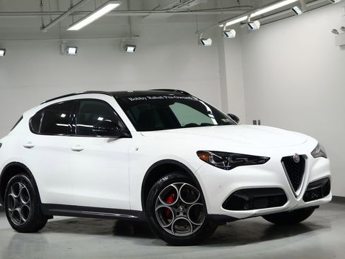 Used 2024 Alfa Romeo Stelvio Ti image 2