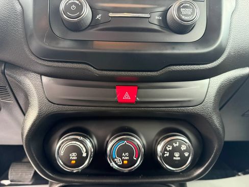 Used 2016 Jeep Renegade Latitude AWD/4WD image 19