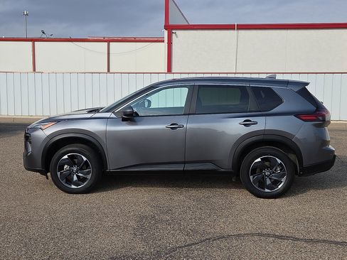 Used 2024 Nissan Rogue SV image 2