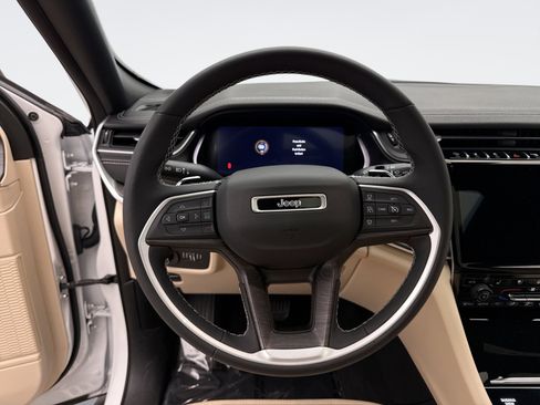 Used 2023 Jeep Grand Cherokee Limited w/ Luxury Tech Group II image 12