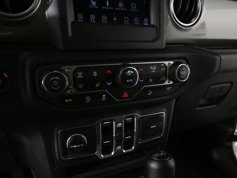 Used 2018 Jeep Wrangler Unlimited Sahara AWD/4WD image 14