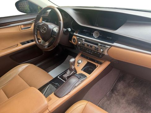 Used 2017 Lexus ES 350 w/ Navigation System Package FWD image 4