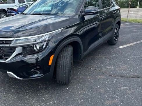 Used 2024 Kia Seltos EX AWD/4WD image 2