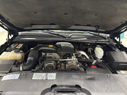 Used 2004 Chevrolet Silverado 2500 LS w/ Heavy-Duty Power Package AWD/4WD image 11