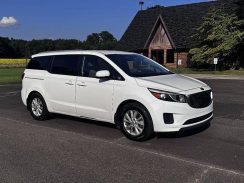 Used 2016 Kia Sedona LX w/ Option Group 020 FWD image 2