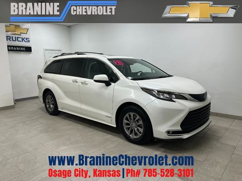 Used 2021 Toyota Sienna XLE w/ XLE Plus Package image 1