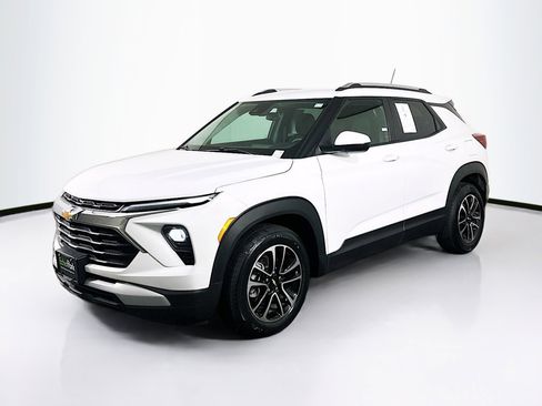 Used 2025 Chevrolet TrailBlazer LT FWD image 3