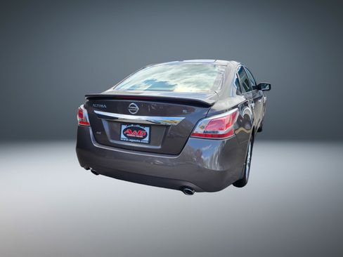 Used 2015 Nissan Altima 2.5 S w/ Sport Value Package FWD image 3