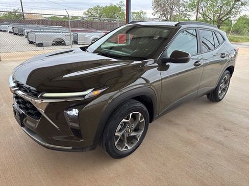 Used 2024 Chevrolet Trax LT w/ Driver Confidence Package FWD image 3