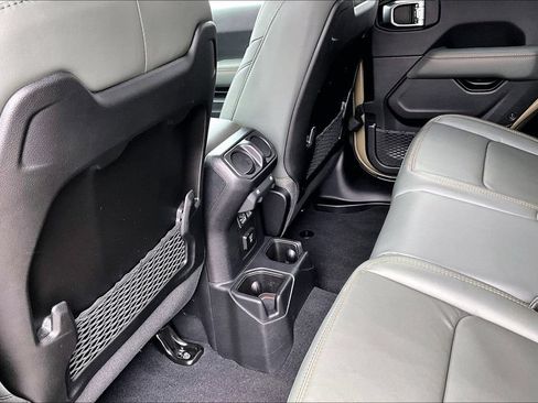 Used 2025 Jeep Gladiator Mojave AWD/4WD image 11