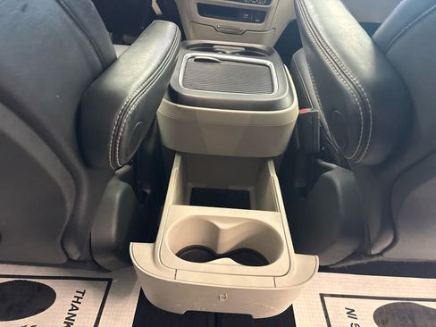 Used 2022 Chrysler Pacifica Touring-L FWD image 17