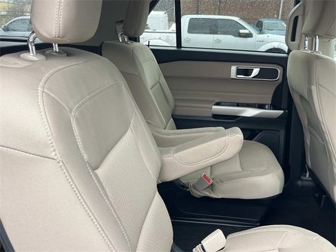 Used 2023 Ford Explorer XLT image 23