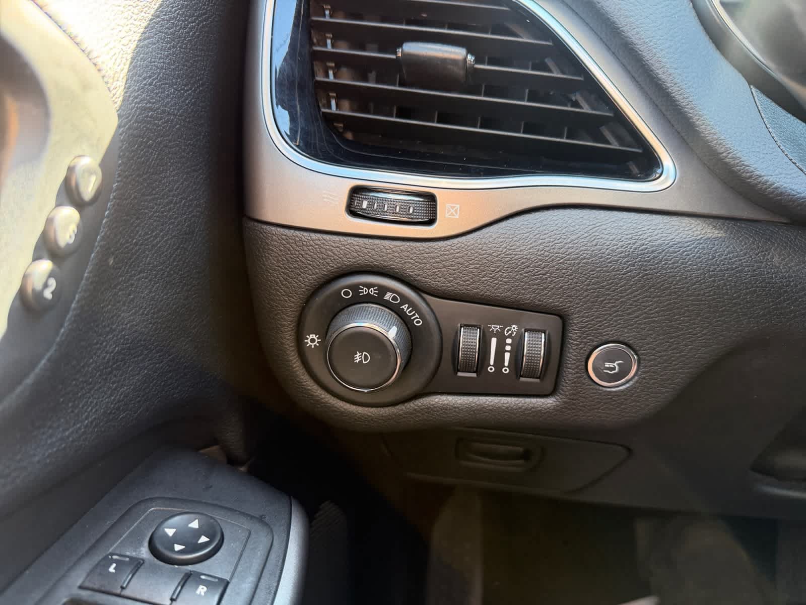Used 2020 Jeep Cherokee Limited AWD/4WD image 36