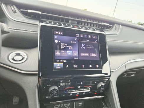 Used 2024 Jeep Grand Cherokee Altitude image 27