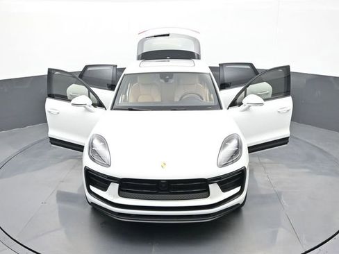 Certified 2025 Porsche Macan AWD/4WD image 32