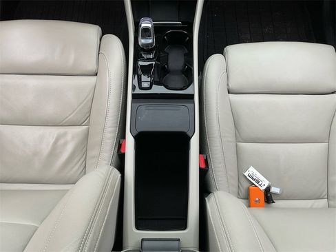 Used 2024 Volvo XC40 B5 Plus w/ Protection Package Premier image 11