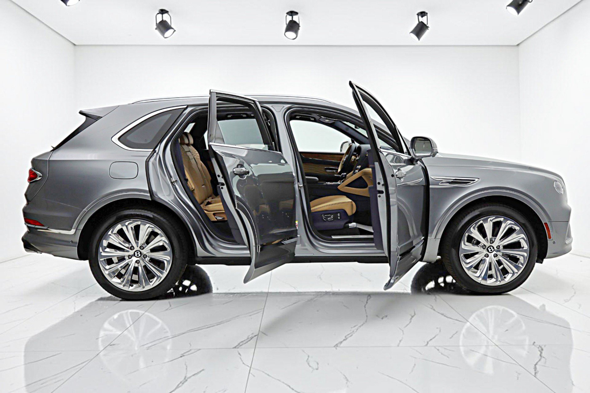 Used 2025 Bentley Bentayga AWD/4WD image 15