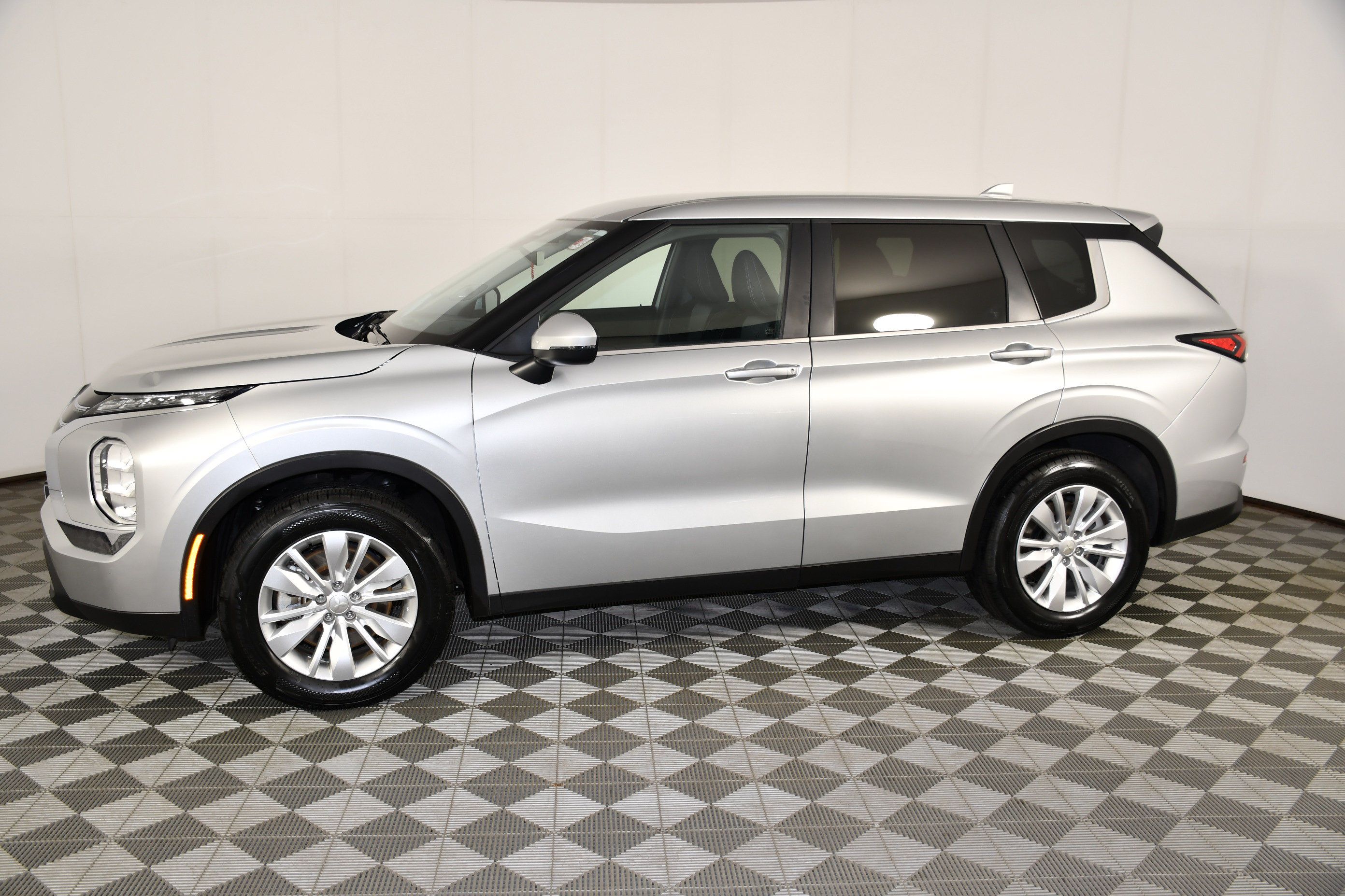 Used 2025 Mitsubishi Outlander ES FWD image 8
