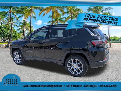 Used 2022 Jeep Compass Latitude w/ Sun and Sound Group AWD/4WD image 6