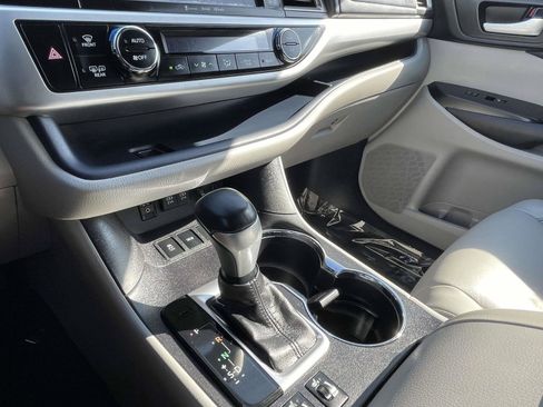 Used 2018 Toyota Highlander XLE AWD/4WD image 37