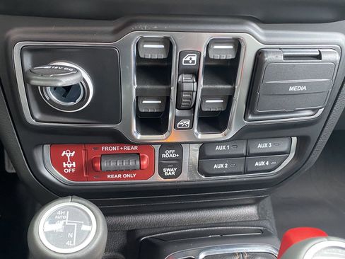 Used 2022 Jeep Wrangler Unlimited Rubicon w/ Xtreme Recon 35" Tire Package image 32