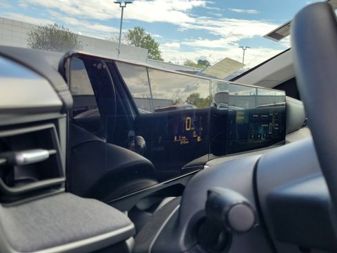 Certified 2025 Nissan Kicks SV w/ Charging Package image 20