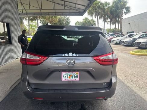 Used 2017 Toyota Sienna LE FWD image 8