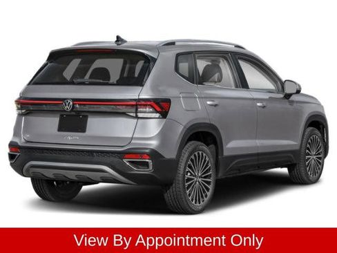 Used 2025 Volkswagen Taos SE AWD/4WD image 2
