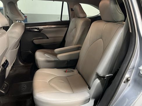 Used 2021 Toyota Highlander Limited AWD/4WD image 7