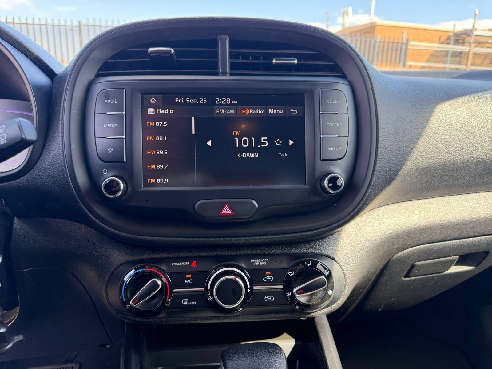 Used 2025 Kia Soul LX w/ LX Technology Package FWD image 16