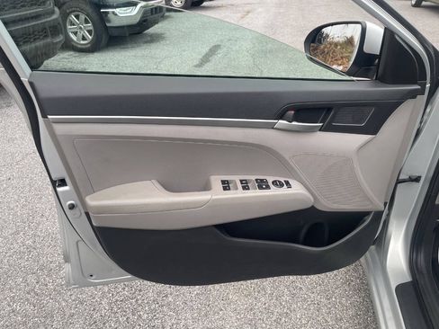 Used 2019 Hyundai Elantra SE FWD image 14